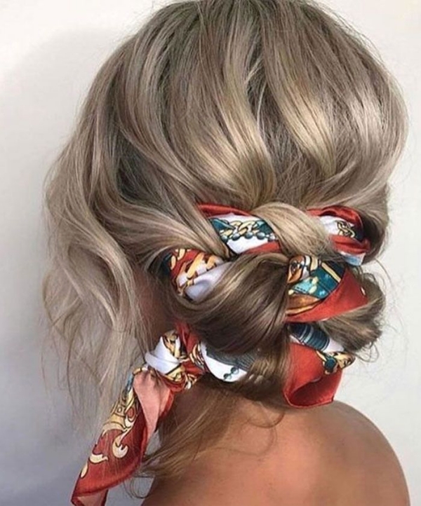 coiffure avec foulard chignon tressé