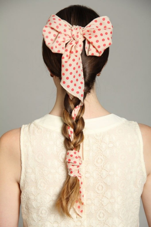 coiffure avec foulard queue de cheval tressée avec foulard noeud