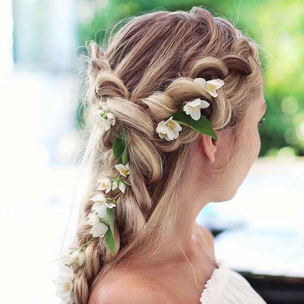 coiffure avec tresse avec du jasmin 