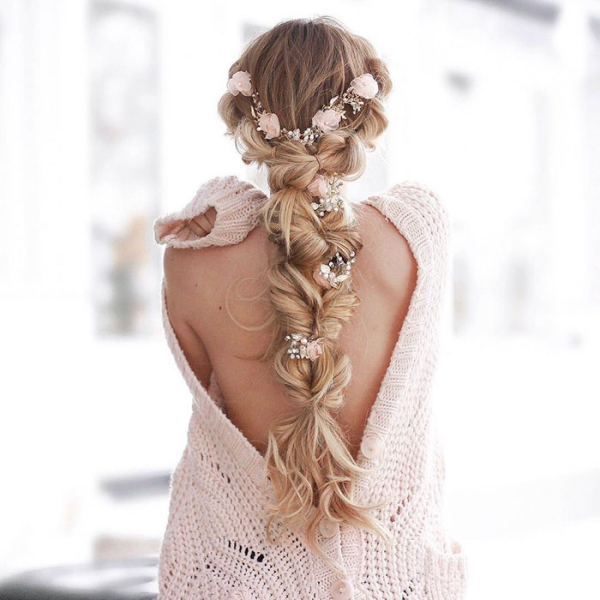 coiffure avec tresse avec un gilet tricoté 
