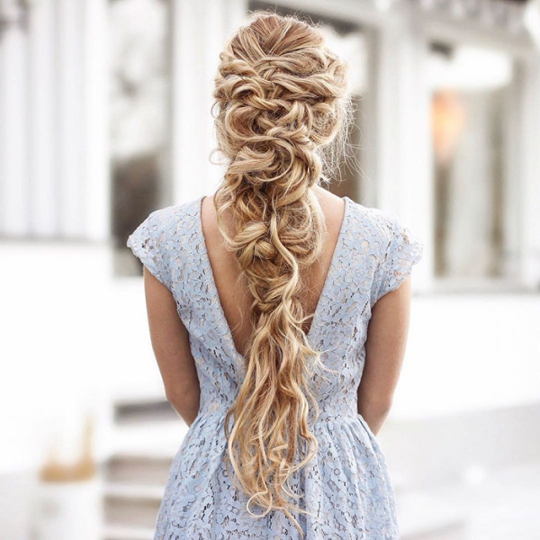 coiffure avec tresse d’une façon asymétrique 