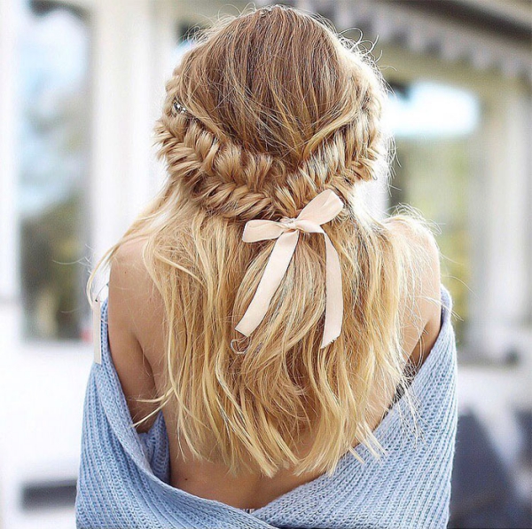 coiffure avec tresse des cheveux libres 