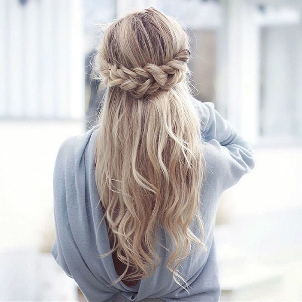 coiffure avec tresse des cheveux lâches 