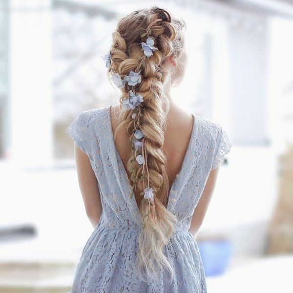 coiffure avec tresse des fleurs comme ornements 