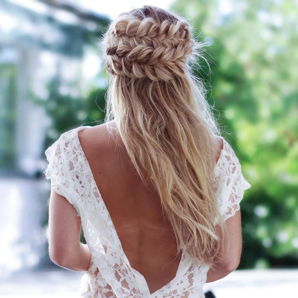 coiffure avec tresse en forme ronde 