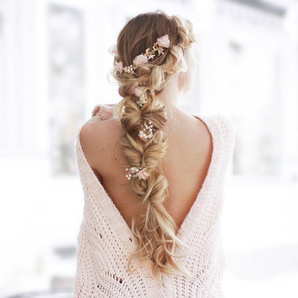 coiffure avec tresse fleurs artificielles 