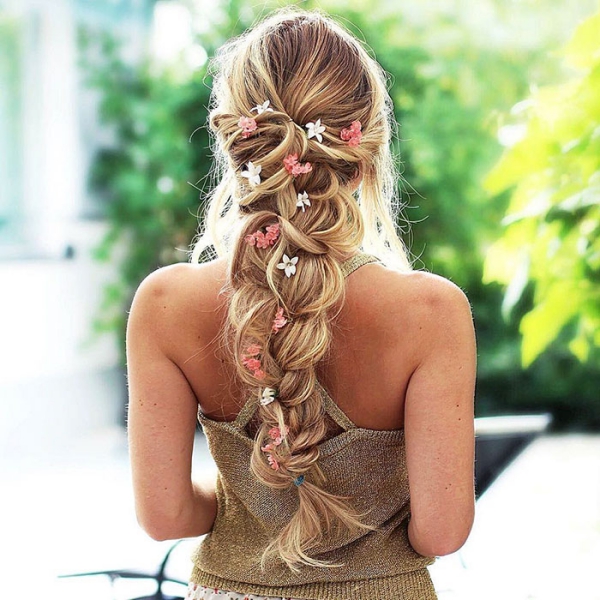 coiffure avec tresse ornementer de fleurs 