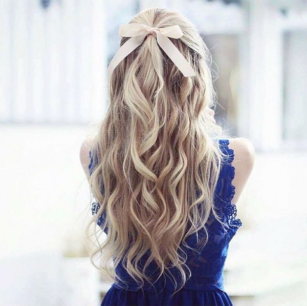 coiffure avec tresse un ruban au sommet 