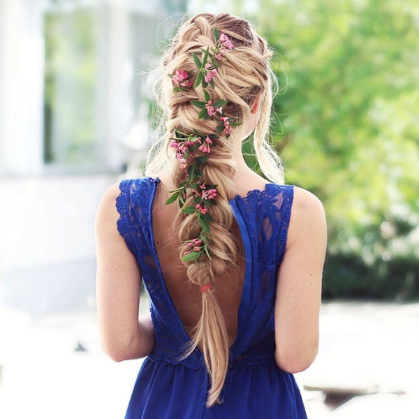 coiffure avec tresse une robe en dentelle 