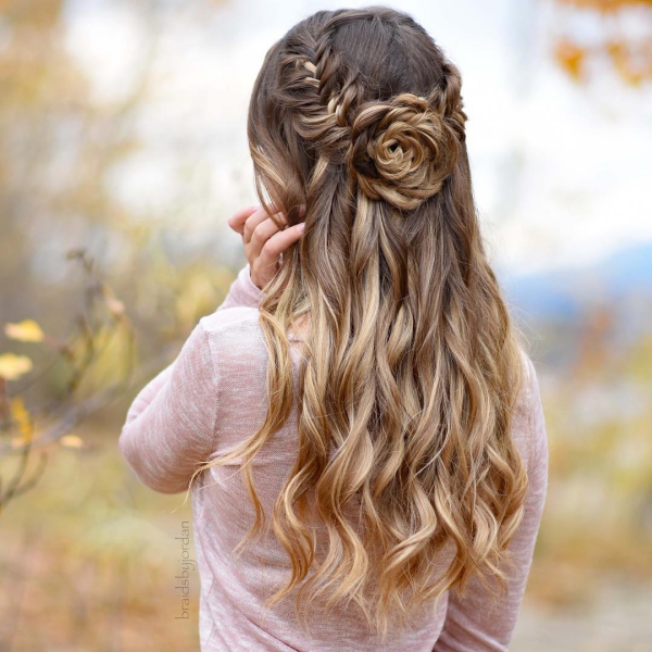 coiffure avec tresse une rose de cheveux 