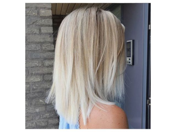 coiffure femme blonde aux bouts effilés 