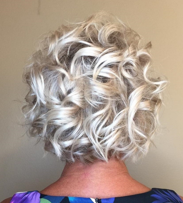 coiffure femme blonde boucles serrées mais désordonnées 