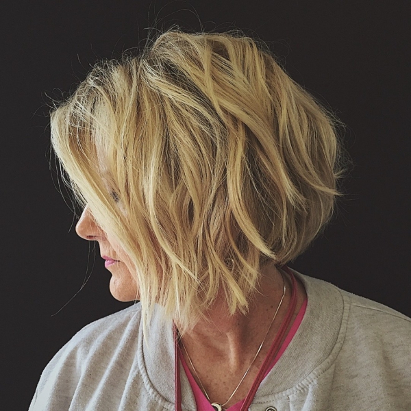 coiffure femme blonde carré incliné 