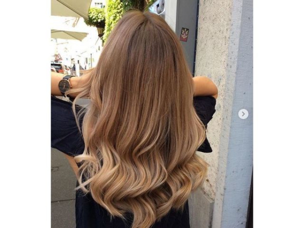 coiffure femme blonde des cheveux longs 