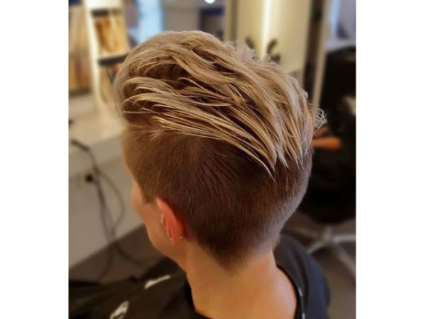 coiffure femme blonde paraître très jeune 