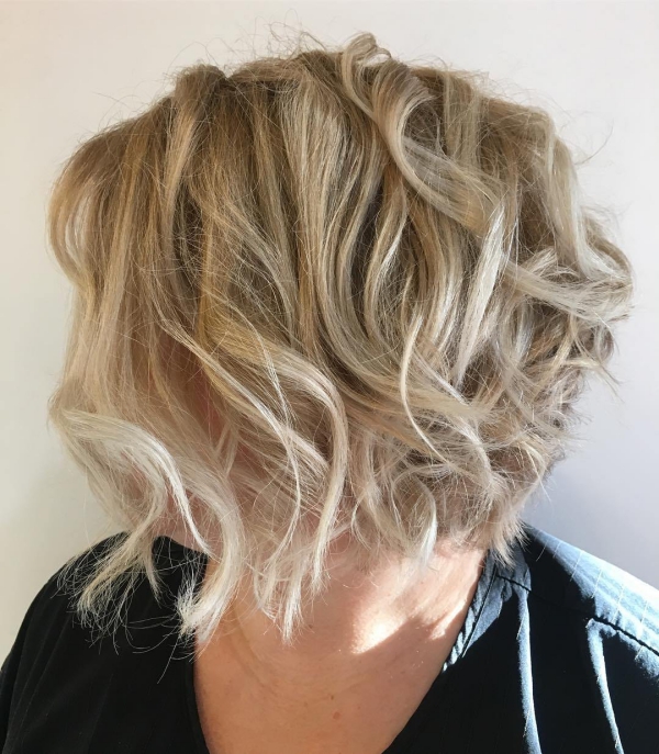 coiffure femme blonde un balayage blond 