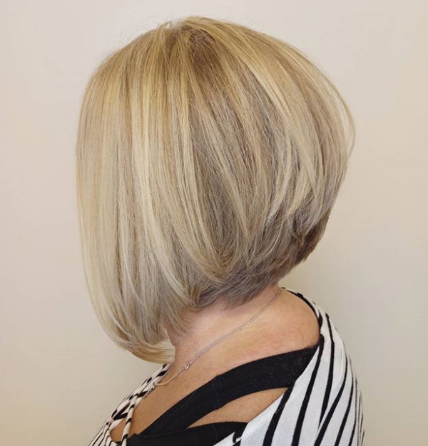 coiffure femme blonde un bob inversé 