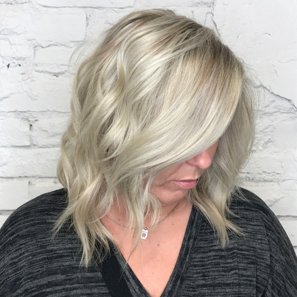 coiffure femme blonde une mi-longueur 