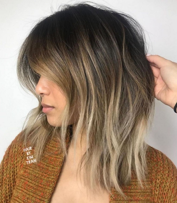 coupe de cheveux à longueur moyenne avec des faits saillants 