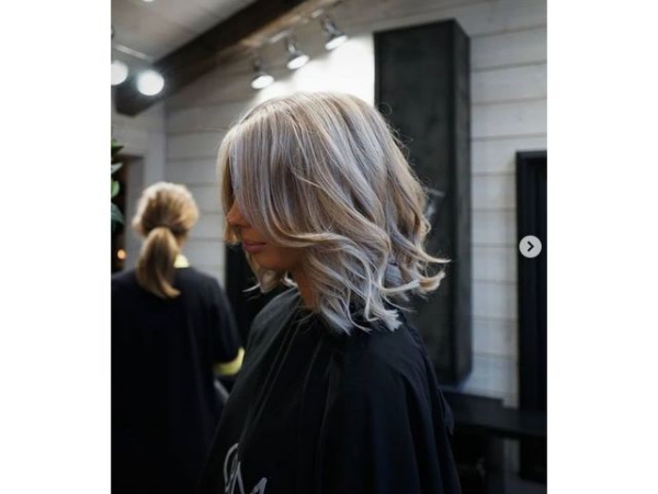 coupe de cheveux à longueur moyenne du type bouclés 