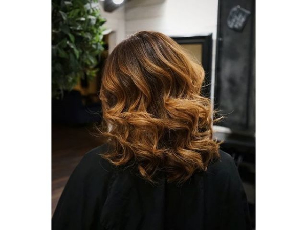 coupe de cheveux à longueur moyenne grandes vagues 