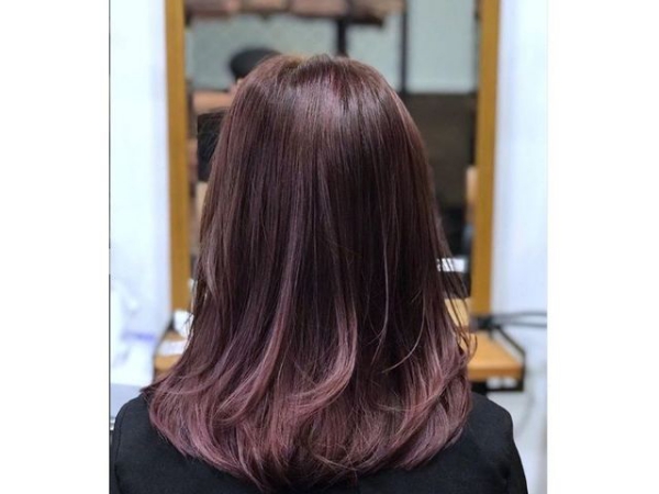 coupe de cheveux à longueur moyenne nombreuses options de style 