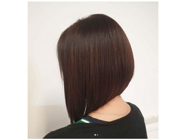 coupe de cheveux à longueur moyenne parties latérales plus longs 