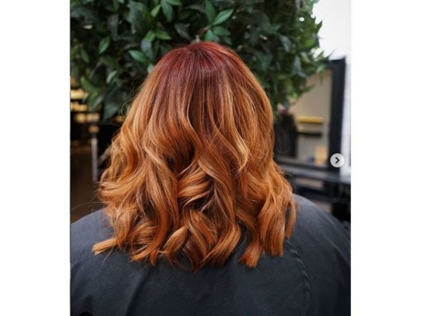 coupe de cheveux à longueur moyenne pour un visage rond 