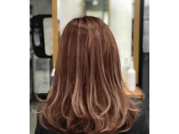 coupe de cheveux à longueur moyenne à étages 