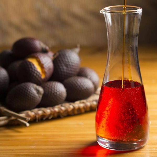 huile de buriti dans une carafe idée pour bronzer sans soleil