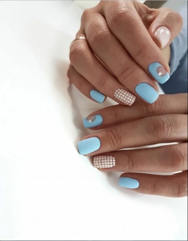 manucure stylée tendance bleu ciel et petits pois 