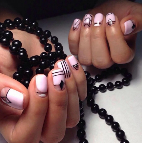 manucure stylée tendance lignes et rayures 