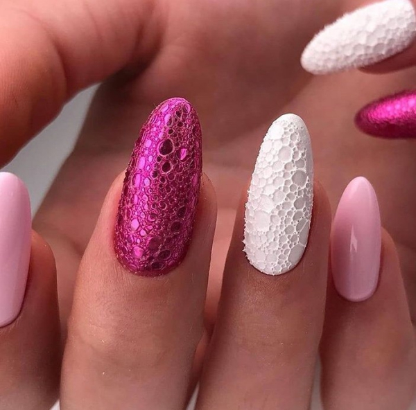 manucure stylée tendance lumineuse et scintillante 