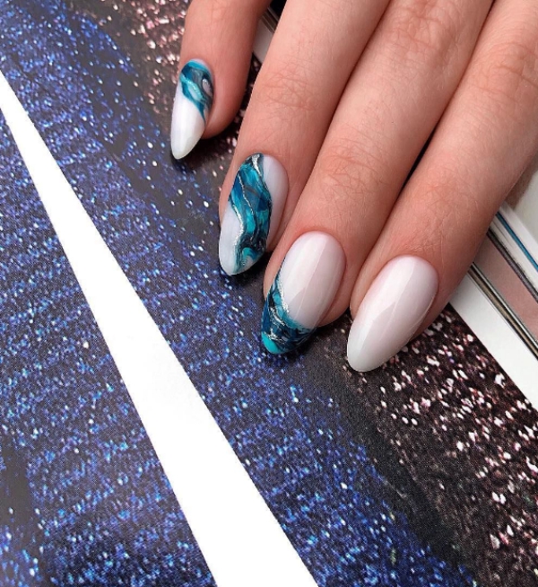 manucure stylée tendance mer et vagues 