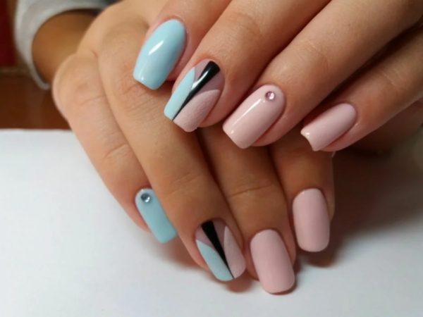 manucure stylée tendance peu de pierres 