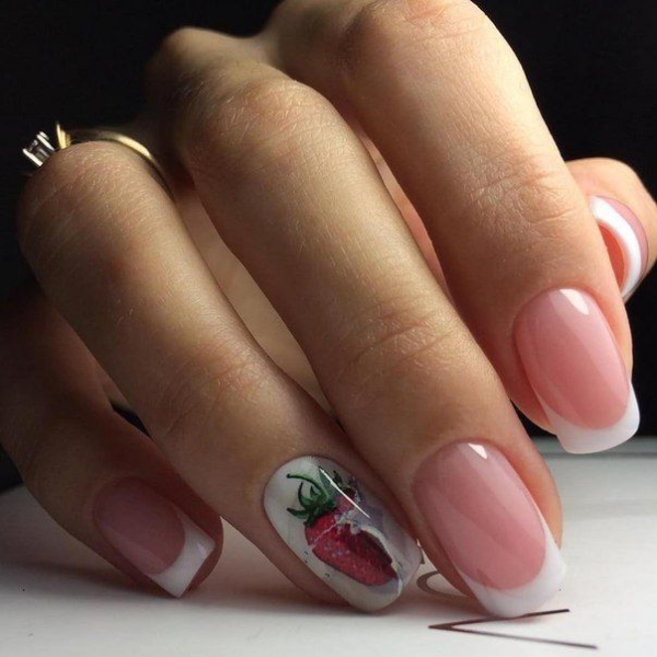 manucure stylée tendance stamping de fraise 