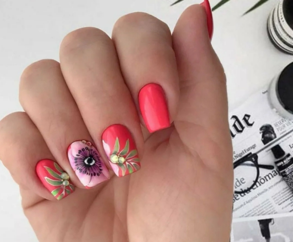 manucure stylée tendance thème floral 