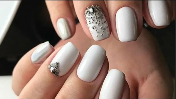 manucure stylée tendance un blanc sophistiqué 