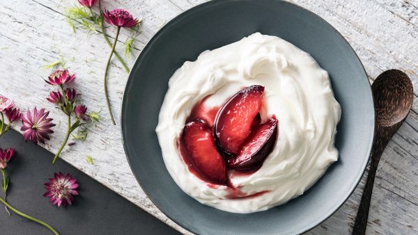 skyr yaourt dans un bol avec de la confiture