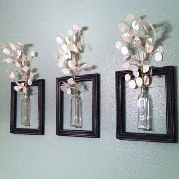 vieux cadre fleurs artificielles dans des bouteilles en verre vieux cadre mur décoré