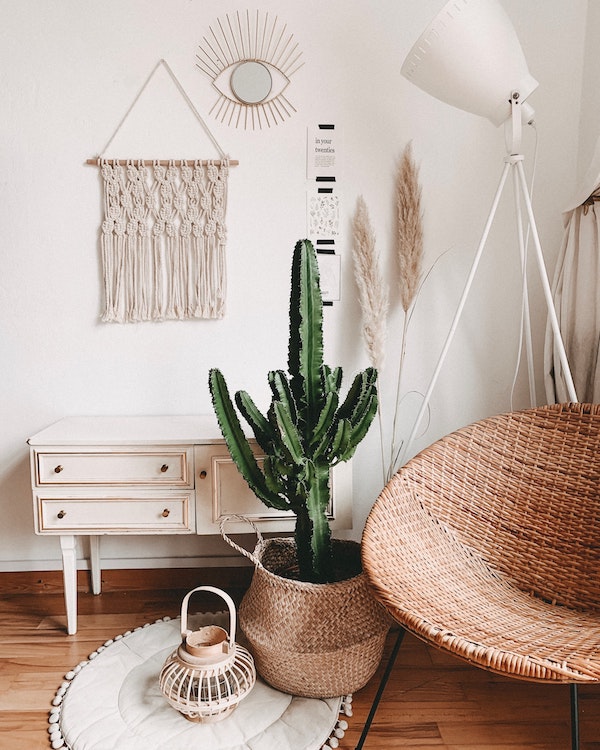 macramé-mural-chaise-tressée-cactus-dans-panier-deco-ethnique-salon-boheme-chic mobilier chiné, chaise tressée, cactus en panier tressé, macramé mural, deco boheme chic originale