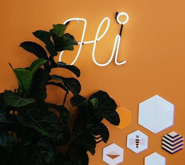 deco-lettrs-neon-idée-déco-murale-avec-des-lettres-pour-habiller-un-pan-de-mur deco mur salon avec des lettres neon, comment decorer les murs d une lettre