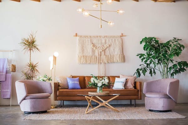 idee-de-deco-boheme-chic-salon-macramé-mural-salon-chic-canapé-cuir-fauteuils-lilas macramé mural pour décorer un mur blanc, canapé cuir et fauteuils very pery
