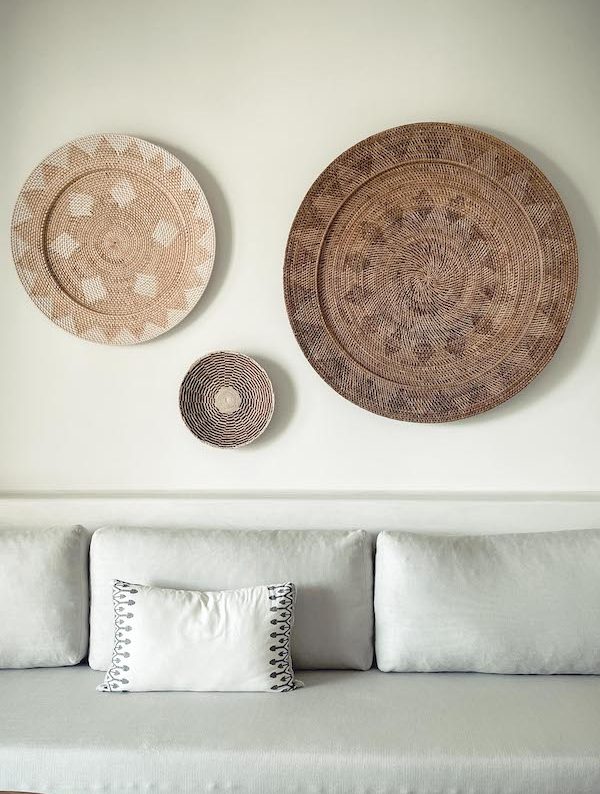 idée-de-décoration-paniers-assiettes-tressées-apportés-de-vacances déco murale avec paniers tressés, comment habiller un long mur de salon