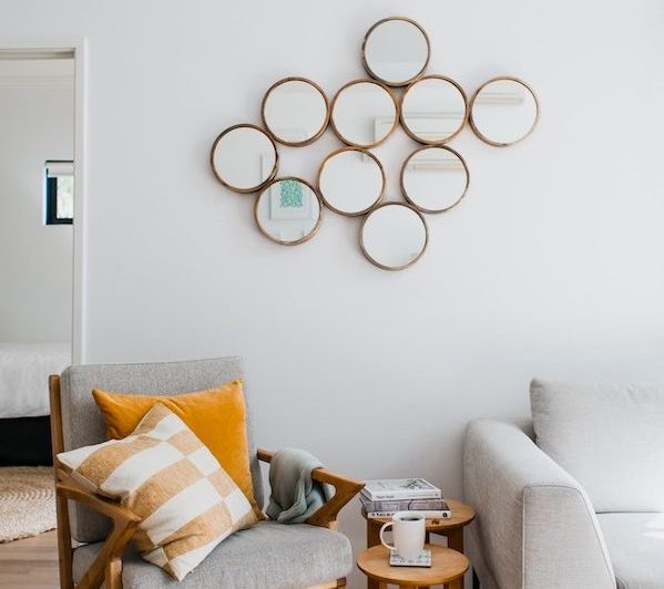 idée-mur-de-miroirs-ronds-idée-comment-habiller-un-pan-de-mur-attirer-la-lumiere-dans-salon mur de miroirs ronds, exemple comment habiller un pan de mur blanc
