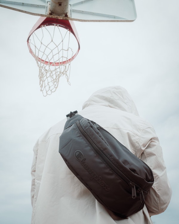 sac-banane-dans-le-dos-idée-comment-porter-un-sac-banane-tendance-homme sac banane dans le dos sur un blouson sport blanc