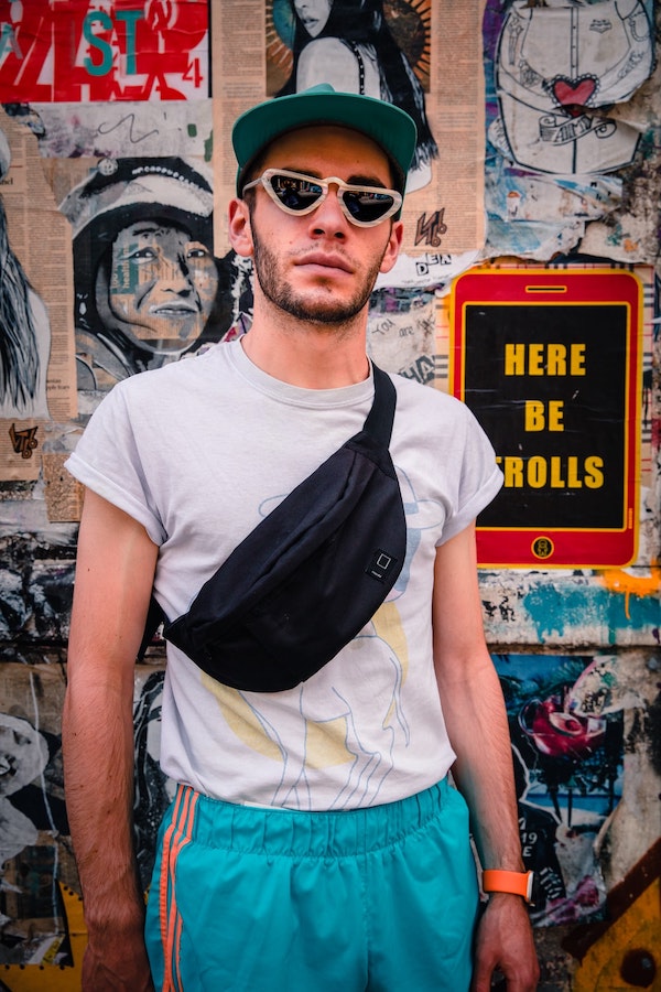 t-shirt-et-pantalon-bleu-sac-banane-sur-le-front-en-badnoulière comment porter une banane, exemple sac bandoulière avec tenue de sport