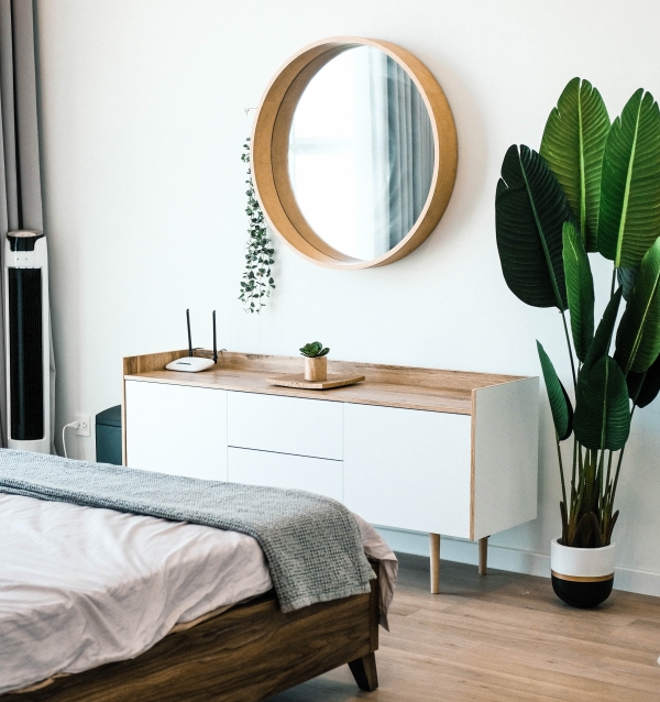 meuble de rangement en blanc et bois dans une chambre blanche
