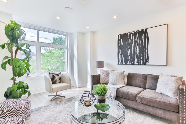 design intérieur moderne dans un salon blanc avec meubles couleurs neutres