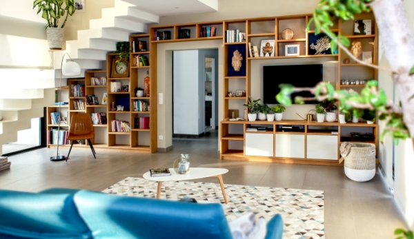 comment aménager l'espace sous escalier avec meuble sur mesure